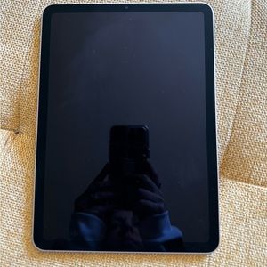 Like New IPad Air (5th Generation) WI-FI + MAGIC KEYBOARD